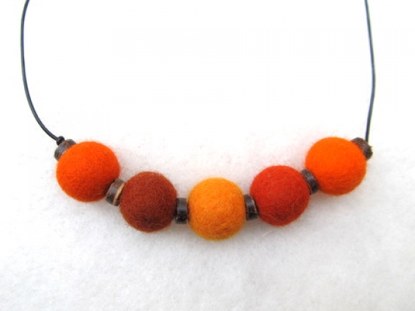 Filzperlenkette orange fünffarbig